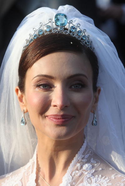 Isabella Orsini's traditional veil was adorned by a sparkling tiara made up of aquamarine gems and diamonds.